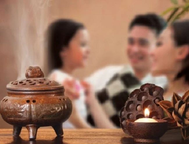 Xông nhà bằng nhang trầm Xông nhà bằng nhang trầm