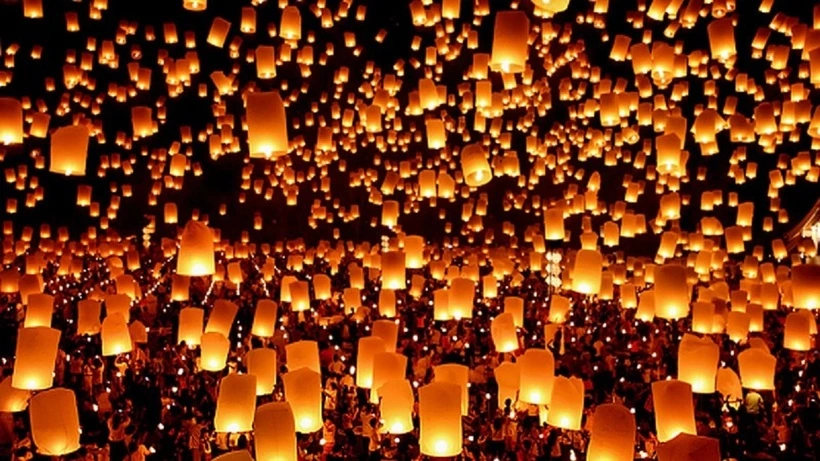 Thả đèn lồng trong ngày lễ Vu Lan Báo Hiếu