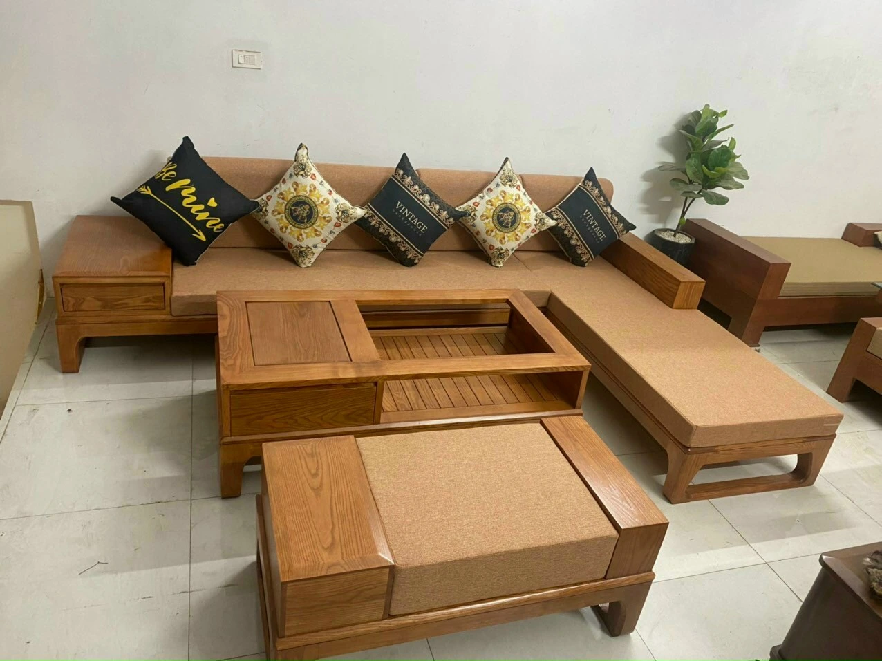 Bàn Ghế Gỗ Phòng Khách Cao Cấp: Thiết Kế Đẹp, Giá Trị Sử Dụng Lâu Dài 1 Bàn Ghế Gỗ Phòng Khách Cao Cấp: Thiết Kế Đẹp, Giá Trị Sử Dụng Lâu Dài
