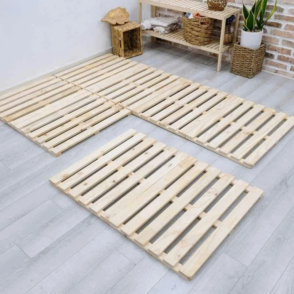 Giường pallet làm từ gỗ pallet tái chế, mang vẻ đẹp mộc mạc và tiết kiệm chi phí