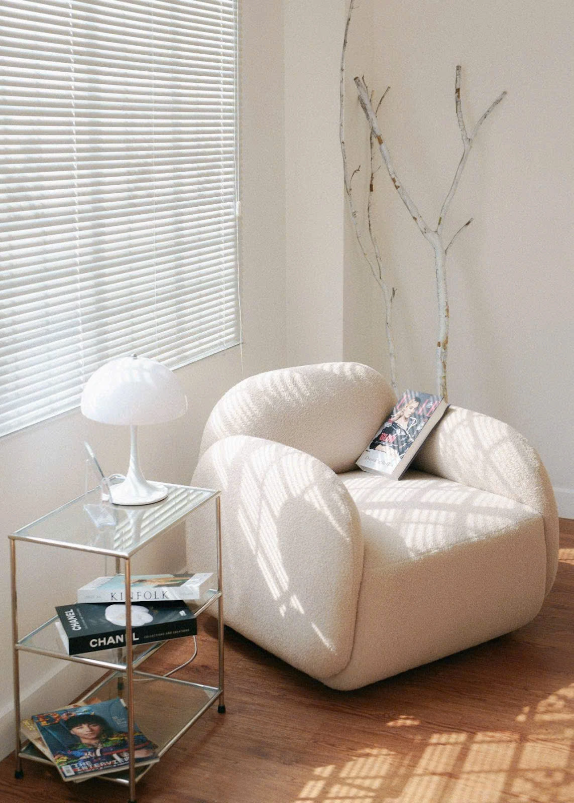 Không gian căn hộ nhỏ bố trí ghế sofa mini gọn gàng và tiện nghi