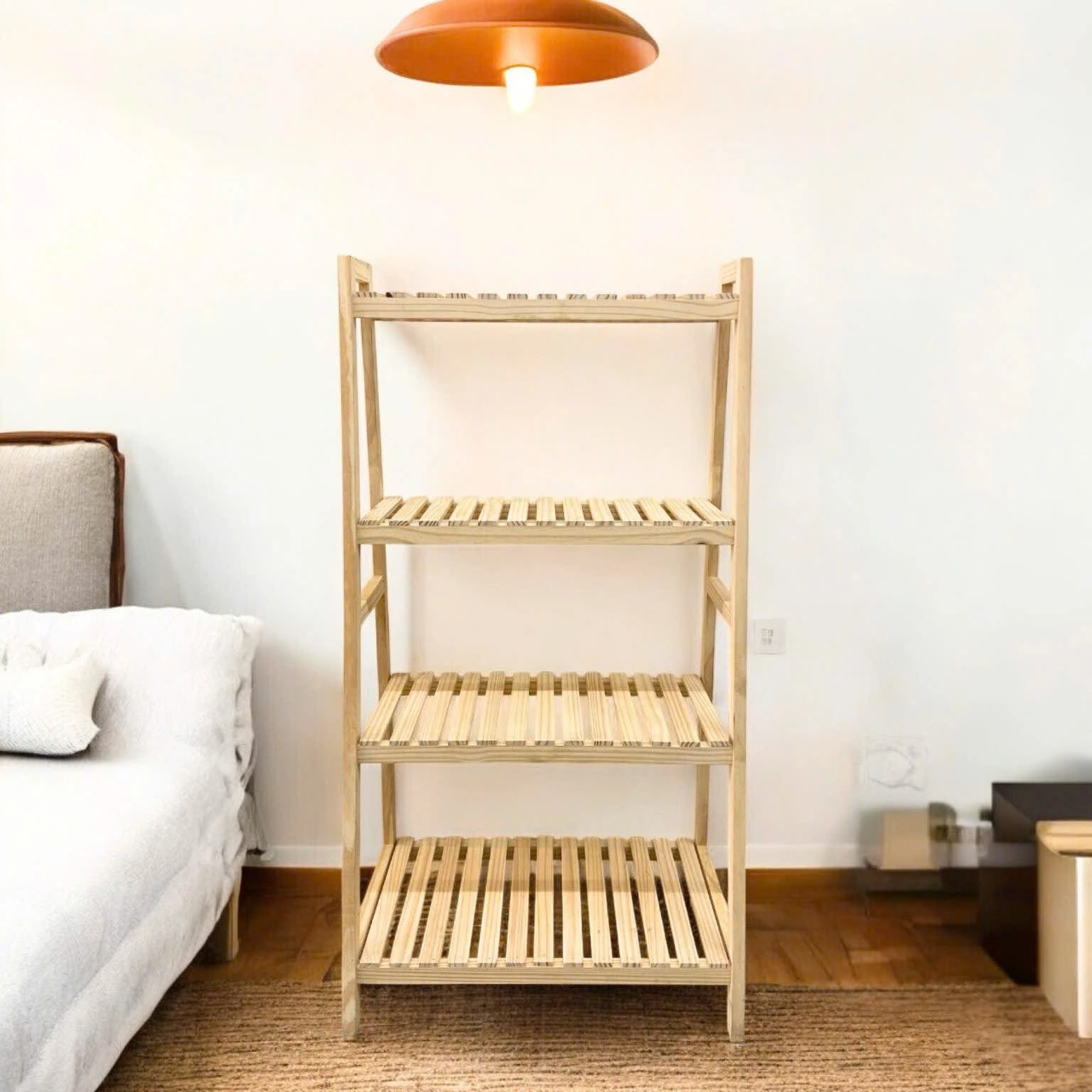 Kệ chữ A 4 tầng là lựa chọn lý tưởng để trang trí và lưu trữ trong phòng ngủ hiện đại.