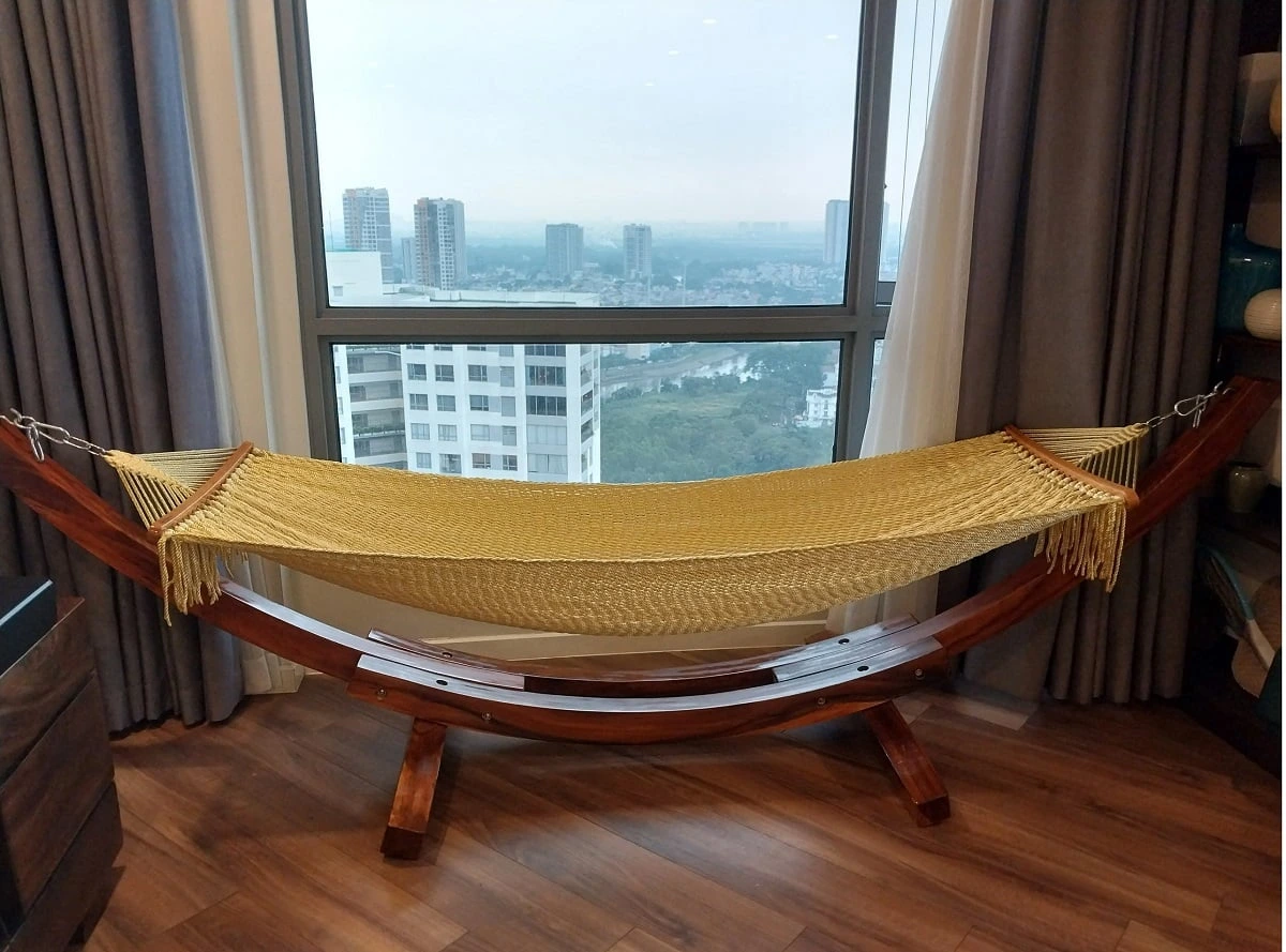 Võng gỗ sồi trong nhà nhỏ gọn