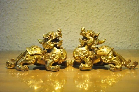 Tì hưu vàng đặt trên bàn thờ Tì hưu vàng đặt trên bàn thờ