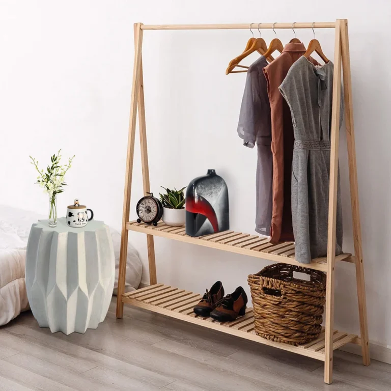 Kinh Nghiệm Chọn Giá Treo Quần Áo Gỗ Cho Gia Đình